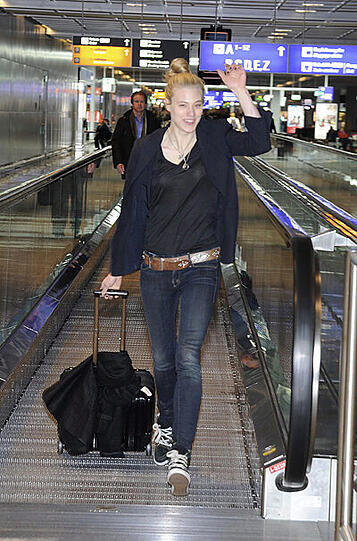 Larissa hat sichtlich ihren BH vergessen, Melanies Zepter zerbricht auf dem Flug und der Wendler ziert sich beim Begrüßungs-Kuss. Die Bilder von der Flughafen-Ankunft der Dschungelcamp-Stars...