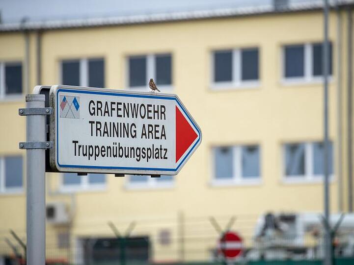 "Grafenwoehr training area - Truppenübungsplatz" steht auf einem Schild an einem Eingang. Foto: Daniel Karmann/dpa/Archivbild