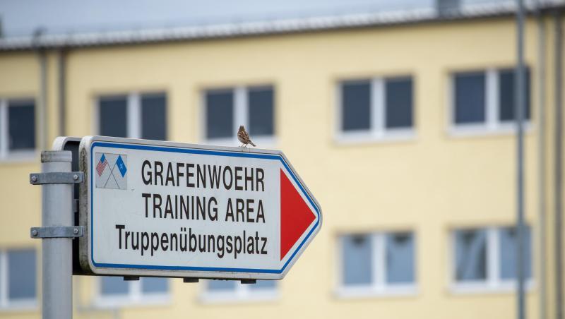 "Grafenwoehr training area - Truppenübungsplatz" steht auf einem Schild an einem Eingang. Foto: Daniel Karmann/dpa/Archivbild "Grafenwoehr training area - Truppenübungsplatz" steht auf einem Schild an einem Eingang. Foto: Daniel Karmann/dpa/Archivbild