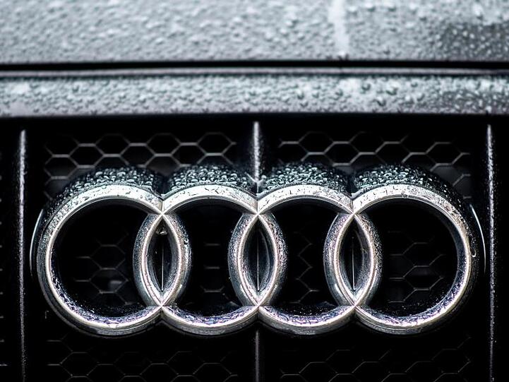 Das Logo von Audi ist auf einem Kühlergrill zu sehen. Foto: Hauke-Christian Dittrich/dpa/Symbolbild