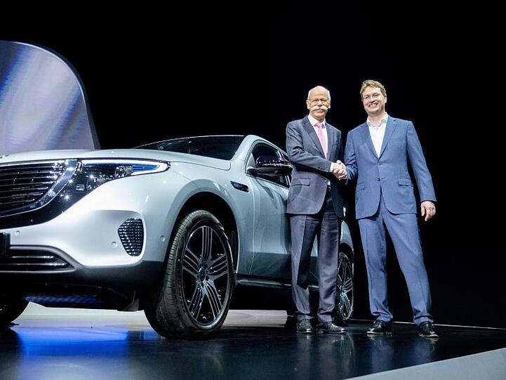 Dieter Zetsche (l) und sein Nachfolger Ola Källenius stehen zu Beginn der Hauptversammlung gemeinsam auf dem Podium.