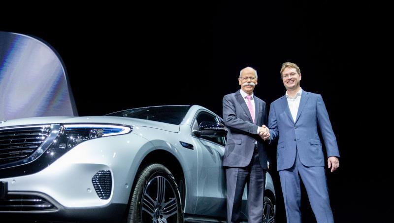 Dieter Zetsche (l) und sein Nachfolger Ola Källenius stehen zu Beginn der Hauptversammlung gemeinsam auf dem Podium. Dieter Zetsche (l) und sein Nachfolger Ola Källenius stehen zu Beginn der Hauptversammlung gemeinsam auf dem Podium.