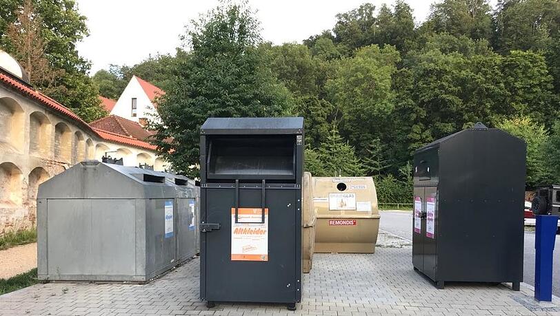 Unscheinbar und wie alle anderen steht der "Kunst-Container" (hinten, Mitte) am Entsorgungsstandort Freyung/Ecke Königsfeldergasse.