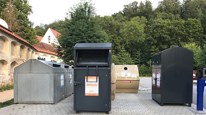 Unscheinbar und wie alle anderen steht der "Kunst-Container" (hinten, Mitte) am Entsorgungsstandort Freyung/Ecke Königsfeldergasse.