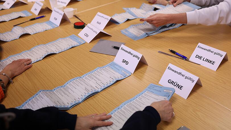 Nach der Wiederholungswahl zum Berliner Abgeordnetenhaus werden bei einer öffentlichen Auszählung Wahlbriefe im Bezirk Lichtenberg nachgezählt.