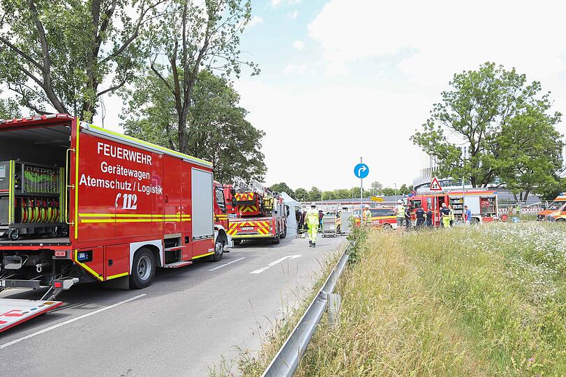 Ein Großaufgebot von Feuerwehr und Rettungsdienst auf der Baustelle.