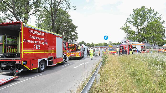 Ein Großaufgebot der Feuerwehr und Rettungskräfte ist am Mittwoch ausgerückt, weil es auf der Baustelle der SAP Arena brannte. Es gab 14 Verletzte, die Hintergründe sind noch unklar.