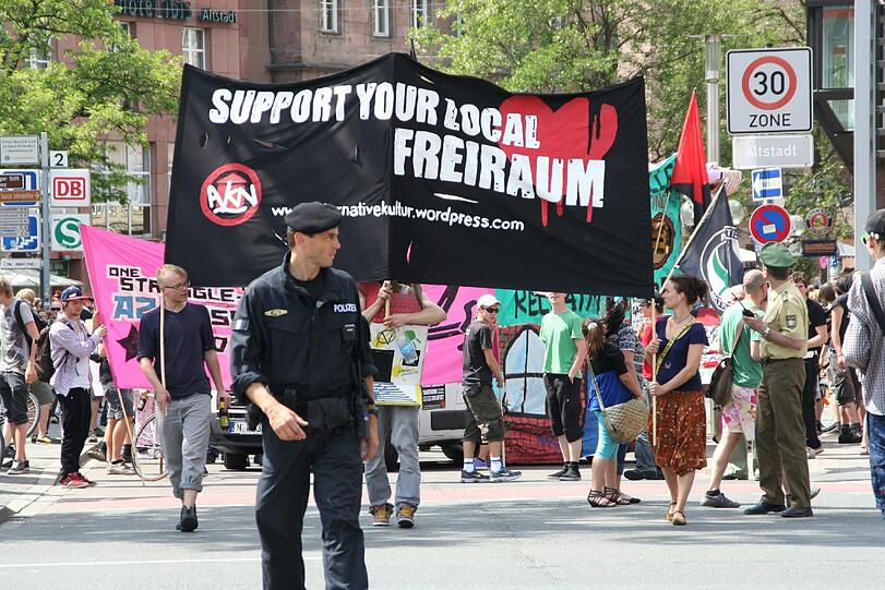 Friedlich demonstrierten am Samstag rund 250 Teilnehmer für den Erhalt des Jugend- und Kulturzentrums Z-Bau.