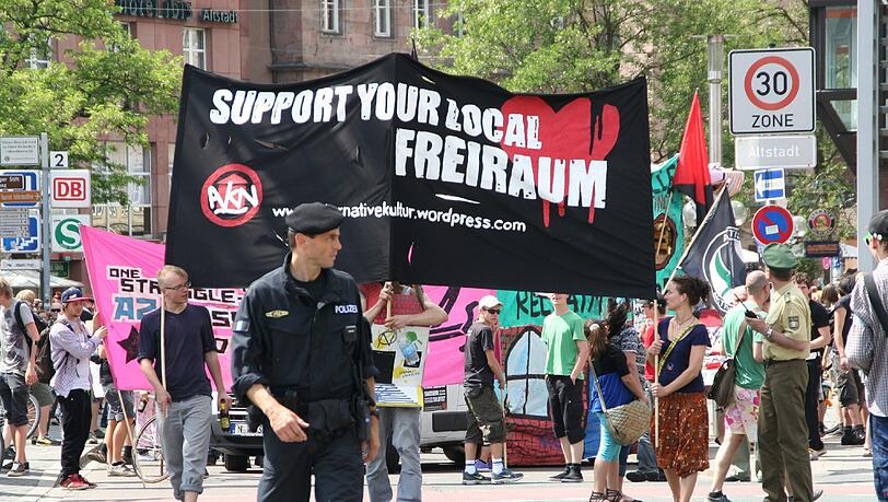 Friedlich demonstrierten am Samstag rund 250 Teilnehmer für den Erhalt des Jugend- und Kulturzentrums Z-Bau. Friedlich demonstrierten am Samstag rund 250 Teilnehmer für den Erhalt des Jugend- und Kulturzentrums Z-Bau.