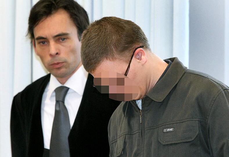 Felix W. steht mit seinem Rechtsanwalt Roman Heisig im Landgericht Memmingen. Der 19-jährige ist des Mordes und der versuchten Vergewaltigung angeklagt.