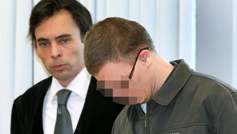 Felix W. steht mit seinem Rechtsanwalt Roman Heisig im Landgericht Memmingen. Der 19-jährige ist des Mordes und der versuchten Vergewaltigung angeklagt. Felix W. steht mit seinem Rechtsanwalt Roman Heisig im Landgericht Memmingen. Der 19-jährige ist des Mordes und der versuchten Vergewaltigung angeklagt.