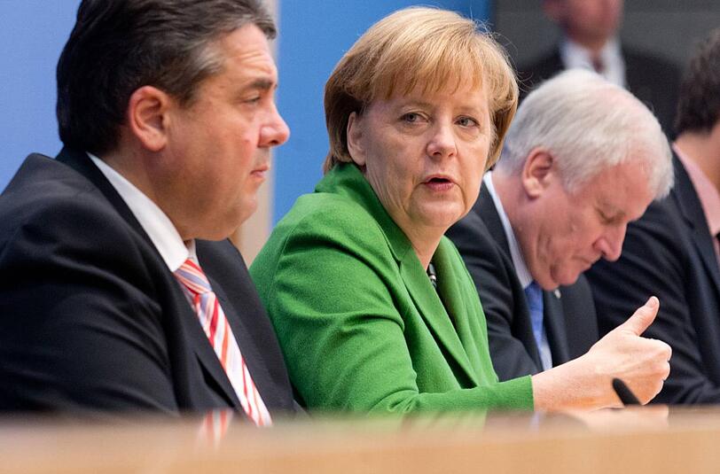 Die amtierende Bundeskanzlerin Angela Merkel (CDU), der CSU-Vorsitzende Horst Seehofer (r) und der SPD-Parteivorsitzende Sigmar Gabriel.