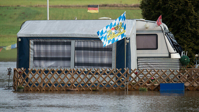 Ein Wohnwagen steht am 10.01.2015 auf einem Campingplatz in Bad Kötzting (Bayern) im Hochwasser des Weißen Regens. In Nord- und Ostbayern ist es zu ersten Überschwemmungen gekommen. Ein Wohnwagen steht am 10.01.2015 auf einem Campingplatz in Bad Kötzting (Bayern) im Hochwasser des Weißen Regens. In Nord- und Ostbayern ist es zu ersten Überschwemmungen gekommen.