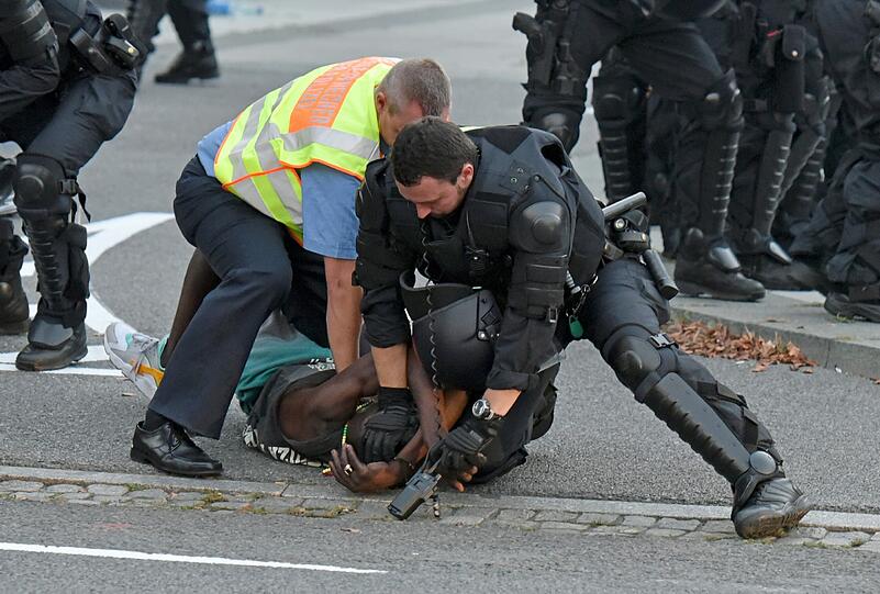 Eskalation pur: In Bautzen kommt es wieder mal zu gewalttätigen Auseinandersetzungen zwischen Rechtsradikalen und Flüchtlingen. Sehen Sie hier die Bilder.