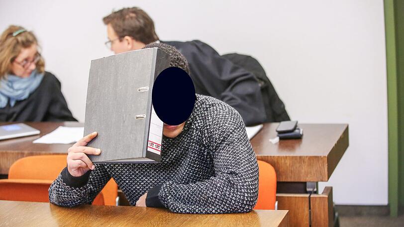 Paul G. versteckt sich beim Prozessauftakt hinter einem Aktenordner.