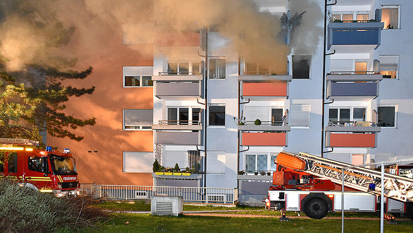Der Rauch, der aus dem Fenster im zweiten Stock dringt, ist deutlich zu sehen. Allerdings hatte die Feuerwehr den Brand schnell unter Kontrolle. Der Rauch, der aus dem Fenster im zweiten Stock dringt, ist deutlich zu sehen. Allerdings hatte die Feuerwehr den Brand schnell unter Kontrolle.