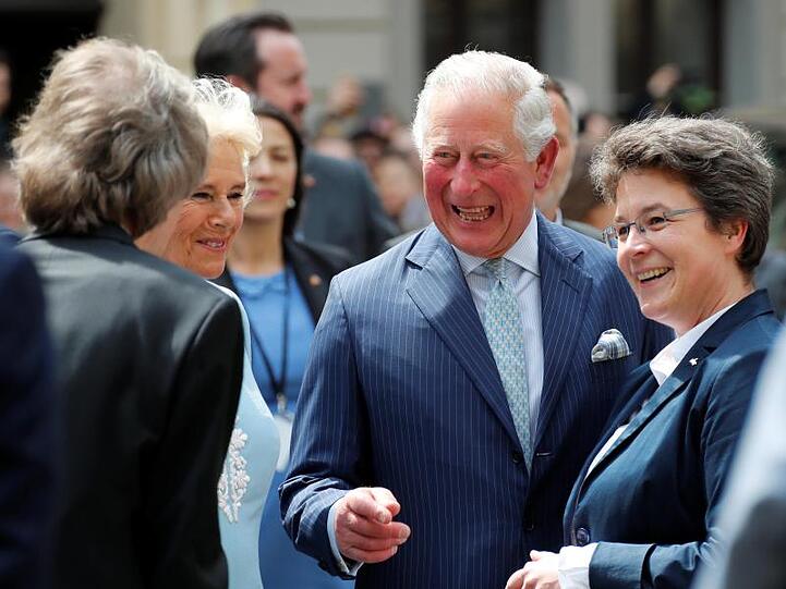 Gut gelaunt: Der britische Prinz Charles und herzogin Camilla auf dem Thomaskirchhof in Leipzig.