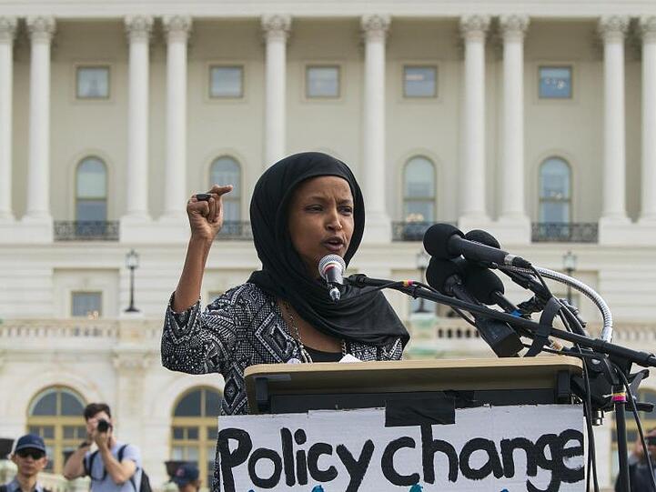 Die demokratische Abgeordnete Ilhan Omar Mitte März bei einem Auftritt vor dem Kapitol.