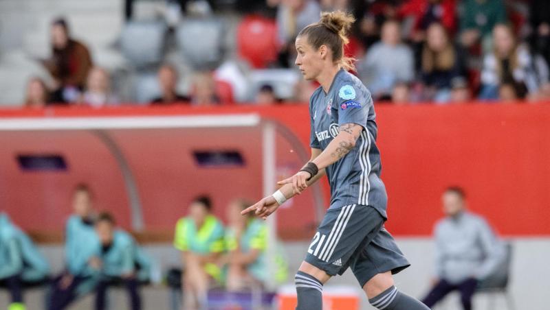 Simone Laudehr vom FC Bayern München spielt den Ball.