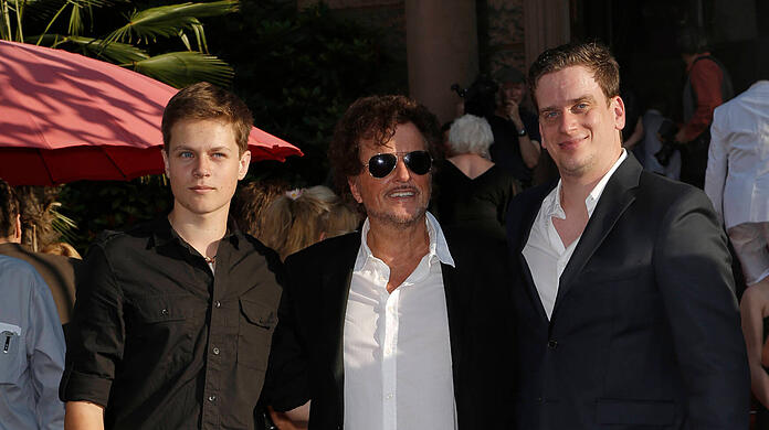Dieter Wedel mit seinen Söhnen Benjamin Voland (links) und Dominik Elstner bei den Nibelungen-Festspielen 2014.