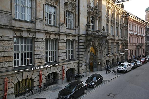 Von oben: die Kardinal-Faulhaber-Straße mit den alten Bankpalästen. Von oben: die Kardinal-Faulhaber-Straße mit den alten Bankpalästen.