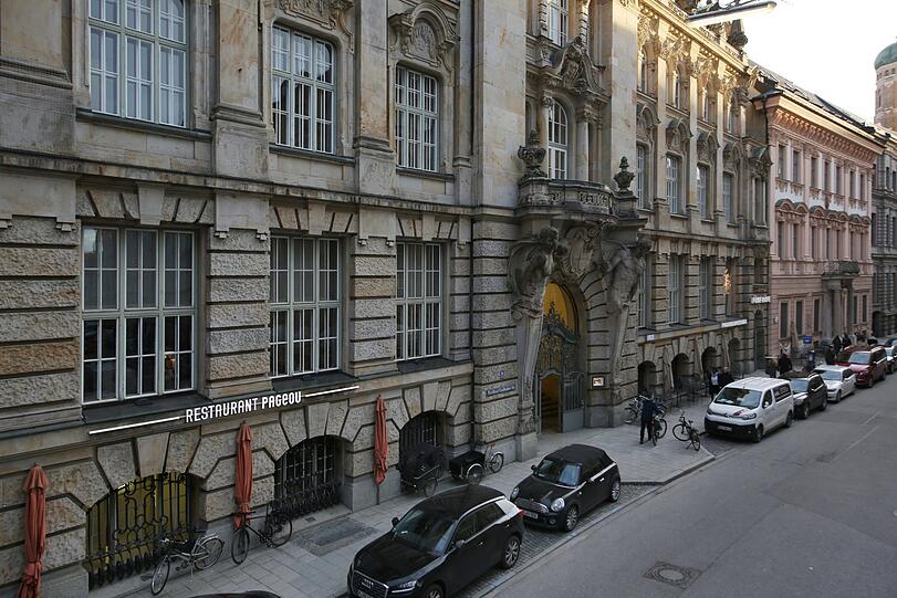 Von oben: die Kardinal-Faulhaber-Straße mit den alten Bankpalästen.