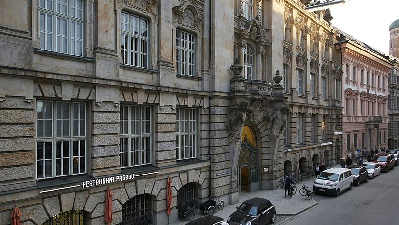 Von oben: die Kardinal-Faulhaber-Straße mit den alten Bankpalästen. Von oben: die Kardinal-Faulhaber-Straße mit den alten Bankpalästen.