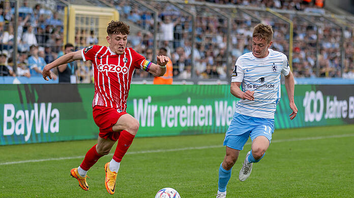 Fabian Greilinger im Duell mit Freiburgs Philipp Treu.