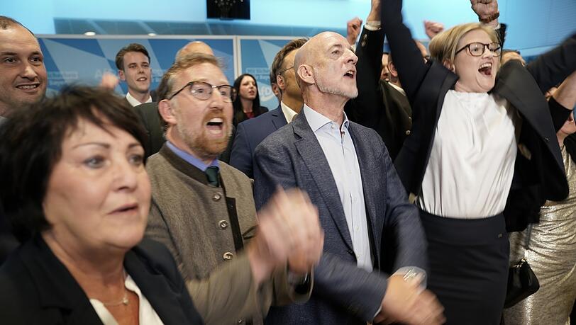 Jubeln über 14,6 Prozent der Stimmen bei der Landtagswahl in Bayern (v.l.): Andreas Winhart, parlamentarischer Geschäftsführer der AfD im Bayerischen Landtag sowie die Spitzenkandidaten Martin Böhm und Katrin Ebner-Steiner. Jubeln über 14,6 Prozent der Stimmen bei der Landtagswahl in Bayern (v.l.): Andreas Winhart, parlamentarischer Geschäftsführer der AfD im Bayerischen Landtag sowie die Spitzenkandidaten Martin Böhm und Katrin Ebner-Steiner.