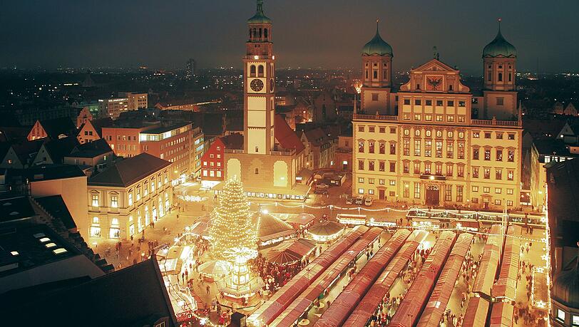 Der beeindruckende große und prächtige Augsburger Christkindlesmarkt von oben.