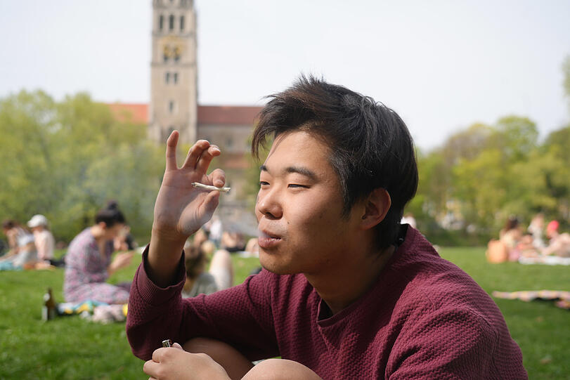 Noi (25) feiert die Legalisierung von Cannabis mit einem Joint.