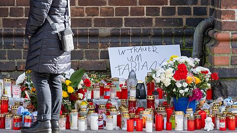 Das Meer an Kerzen vor der Güstrower Pfarrkirche wächst noch immer.