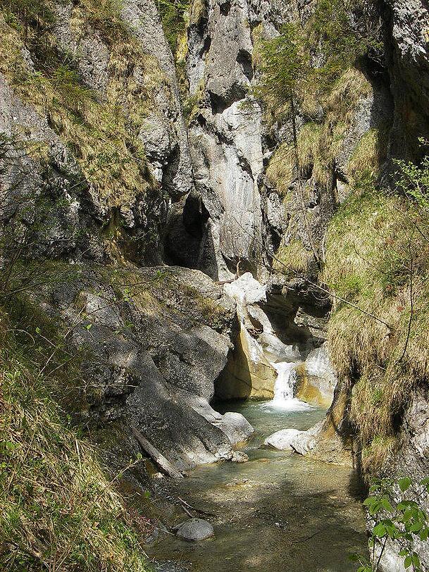 Ausblick: Am Gießenbach entlang führt der Weg zu einer Klamm. Ausblick: Am Gießenbach entlang führt der Weg zu einer Klamm.