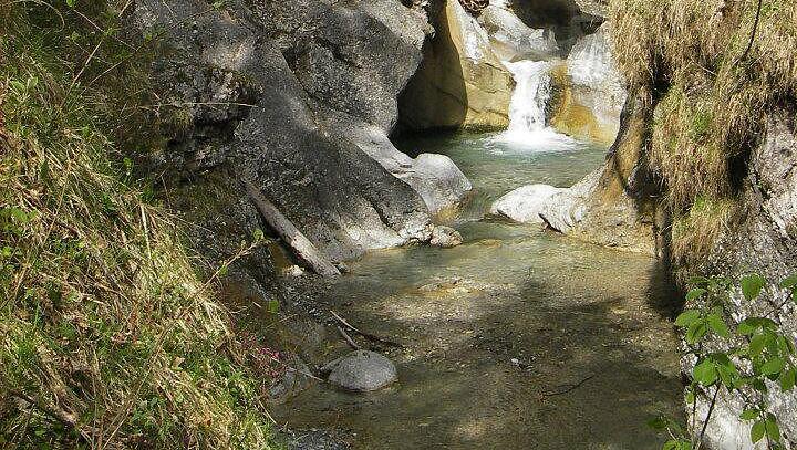 Ausblick: Am Gießenbach entlang führt der Weg zu einer Klamm. Ausblick: Am Gießenbach entlang führt der Weg zu einer Klamm.