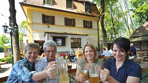 Unaufgeregt und entspannt: Eine gesellige Runde prostet sich zu im Wirtsgarten vom Kleinen Brauhaus Dicker Mann.