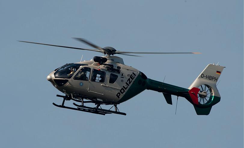 Hubschrauber überwachen das Gebiet von der Luft aus.