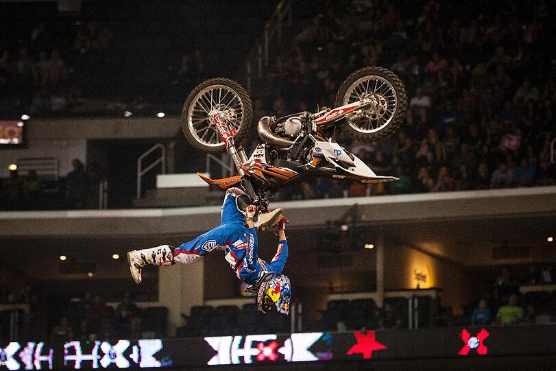 MOTO X: DIE DISZIPLINEN: Beim Freestyle Motocross springen die Fahrer möglichst spektakulär über verschiedene Schanzen. Beim Enduro geht es auf einem Rundkurs über Autoreifen, Wassergräben und Baumstämme. Step up ist eine Art Hochsprung mit dem Motorrad. Es werden Höhen bis zu 15 Meter erreicht. Beim Best Whip geht es darum, das Motorrad möglichst stylish in der Luft quer zu stellen. Speed&Style ist eine Mischung aus Race und Tricks, gefahren als Zweikampf.
DIE GEFAHREN: Der Freestyle-Motocrosser Eigo Sato kam unlängst nach einem missglückten Backflip in seiner japanischen Heimat ums Leben. Viele andere Motocrosser sitzen im Rollstuhl.