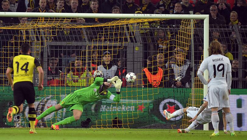 Starkes Spiel aber es hat nicht gereicht: Der BVB schafft gegen Real Madrid ein respektables 2:0 und kommt in der Champions League nicht weiter. Starkes Spiel aber es hat nicht gereicht: Der BVB schafft gegen Real Madrid ein respektables 2:0 und kommt in der Champions League nicht weiter.