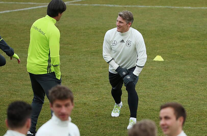 Muss Bundestrainer Löw in den kommenden Länderspielen auf seinen Kapitän verzichten? Bastian Schweinsteiger (r.) macht erneut sein rechtes Knie zu schaffen.