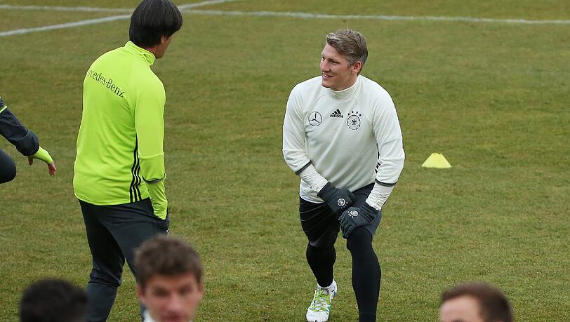 Muss Bundestrainer Löw in den kommenden Länderspielen auf seinen Kapitän verzichten? Bastian Schweinsteiger (r.) macht erneut sein rechtes Knie zu schaffen. Muss Bundestrainer Löw in den kommenden Länderspielen auf seinen Kapitän verzichten? Bastian Schweinsteiger (r.) macht erneut sein rechtes Knie zu schaffen.