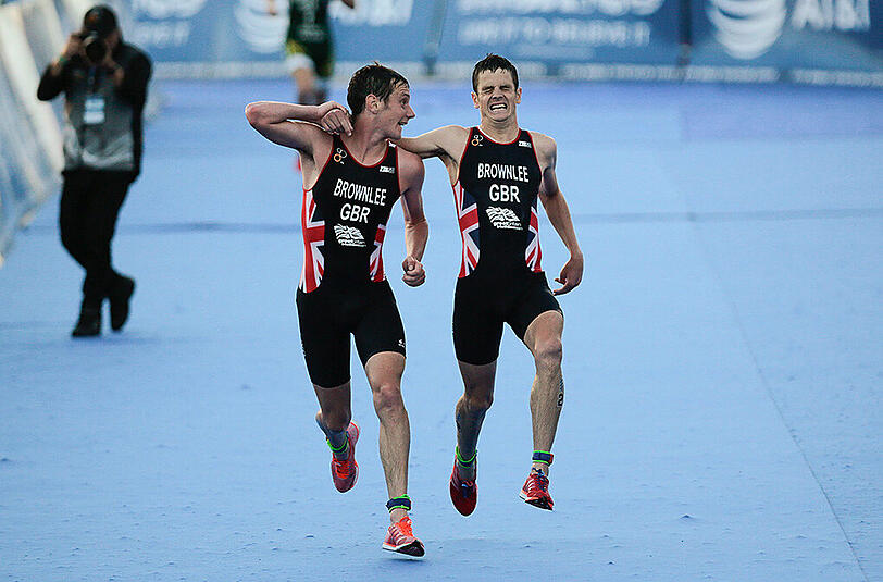 Jonathan Brownlee (r.) musste von seinem Bruder ins Ziel gebracht werden.