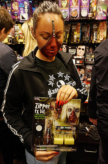 Der Halloween Gore Store bietet alles, was das Herz eines Horror-Fans begehrt.