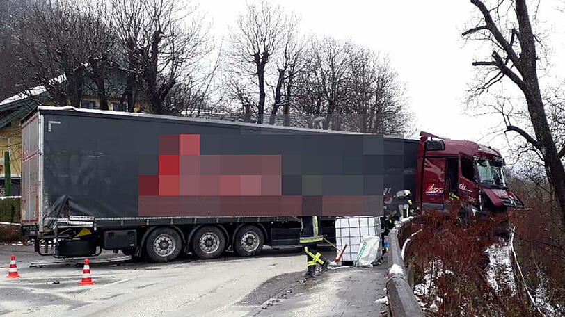 Eine Fahrt mit überhöhter Geschwindigkeit durch das oberbayerische Trostberg endet für den Fahrer eines Sattelzuges über dem Abgrund.