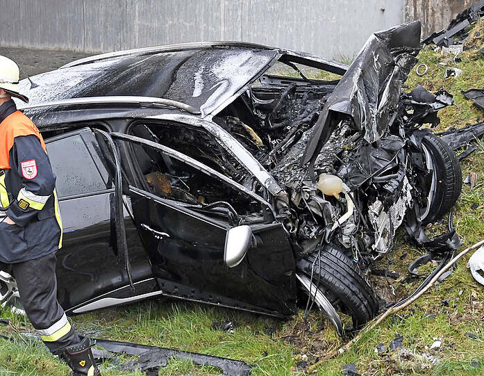Tödlicher Unfall auf der A 94. Das Auto ging in Flammen auf.