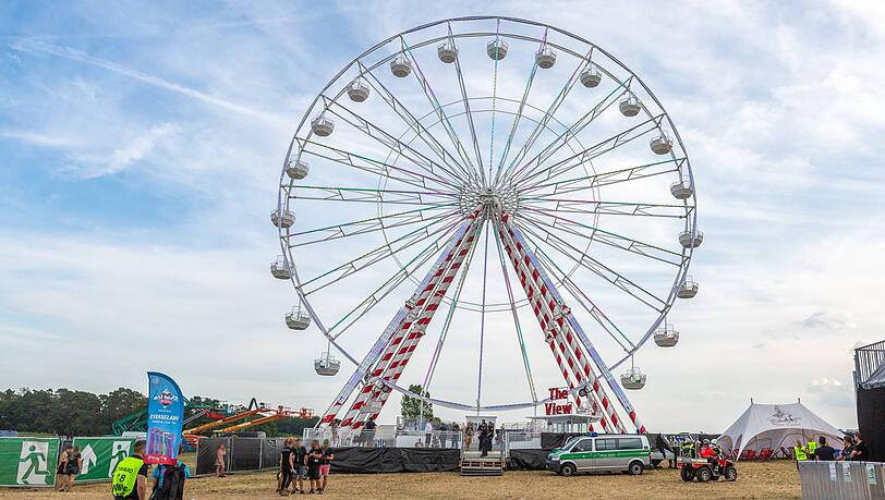Einsatzkräfte der Polizei stehen an dem Riesenrad, auf dem sich der Unfall am Samstag ereignet hatte. Einsatzkräfte der Polizei stehen an dem Riesenrad, auf dem sich der Unfall am Samstag ereignet hatte.