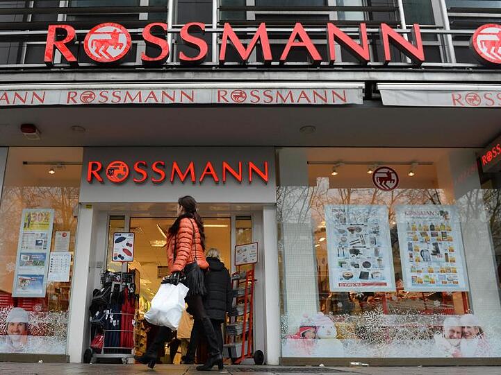 Eine Frau geht an einer Rossmann-Filiale vorbei. Foto: Andreas Gebert/dpa/Archivbild