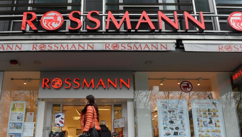Eine Frau geht an einer Rossmann-Filiale vorbei. Foto: Andreas Gebert/dpa/Archivbild Eine Frau geht an einer Rossmann-Filiale vorbei. Foto: Andreas Gebert/dpa/Archivbild