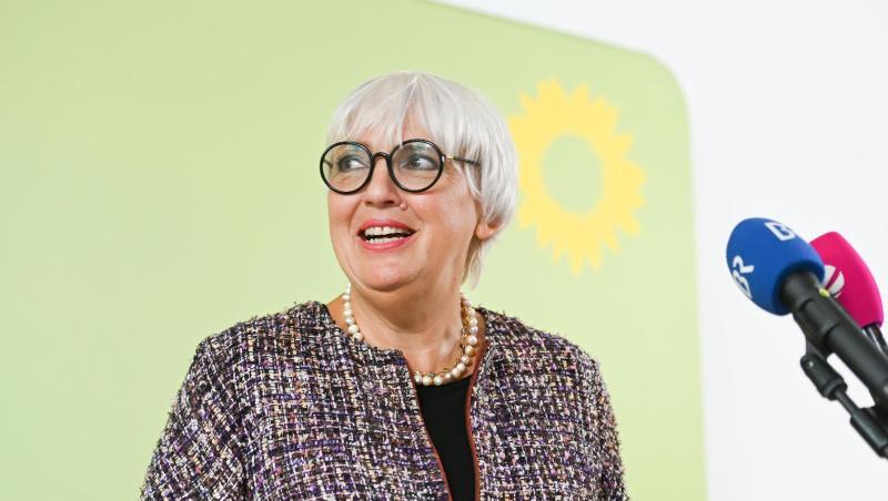 Claudia Roth, Spitzenkandidatin von Bündnis 90/Die Grünen, spricht auf einer Pressekonferenz.