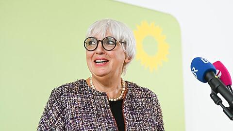 Claudia Roth, Spitzenkandidatin von Bündnis 90/Die Grünen, spricht auf einer Pressekonferenz.