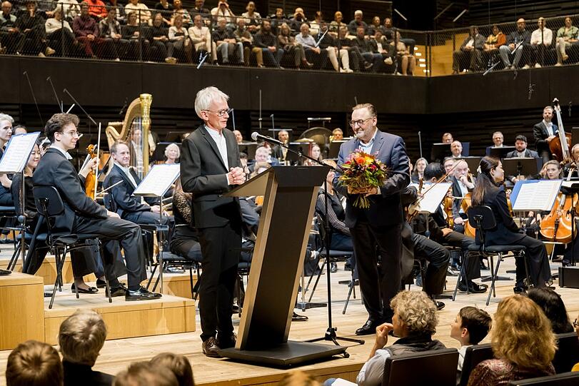 Anton Biebl (rechts) verabschiedet den langjährigen Philharmoniker-Intendanten Paul Müller in den Ruhestand. Müller kam 2007 von den Bamberger Symphonikern nach München und begleitete den erstaunlichen Aufbruch des früher etwas konservativen Orchester in die Zukunft.